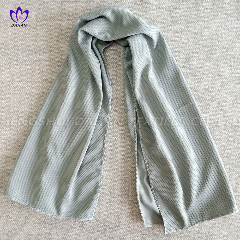 100% Polyester solid color cooling towel. 