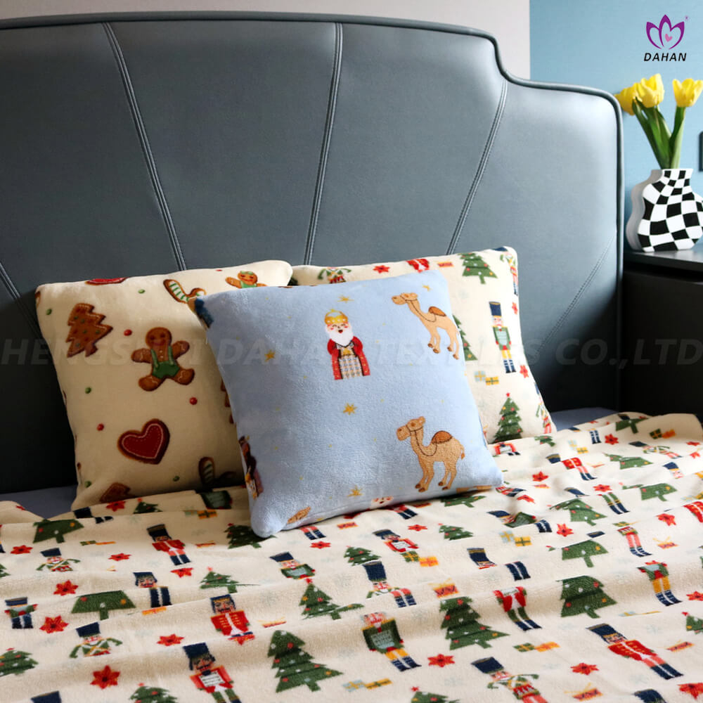 Coral fleece blanket and pillow. BK142